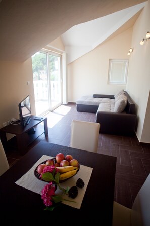 Apartment, 2 Bedrooms, Balcony, Sea View | Living room | TV