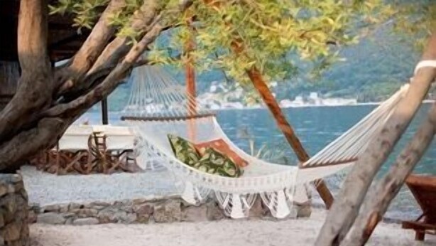 Private beach nearby, free beach cabanas, sun loungers, beach umbrellas - Bella Vista (Kamenari)