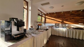 Bữa sáng buffet vào ngày cuối tuần (10.99 EUR/mỗi người)