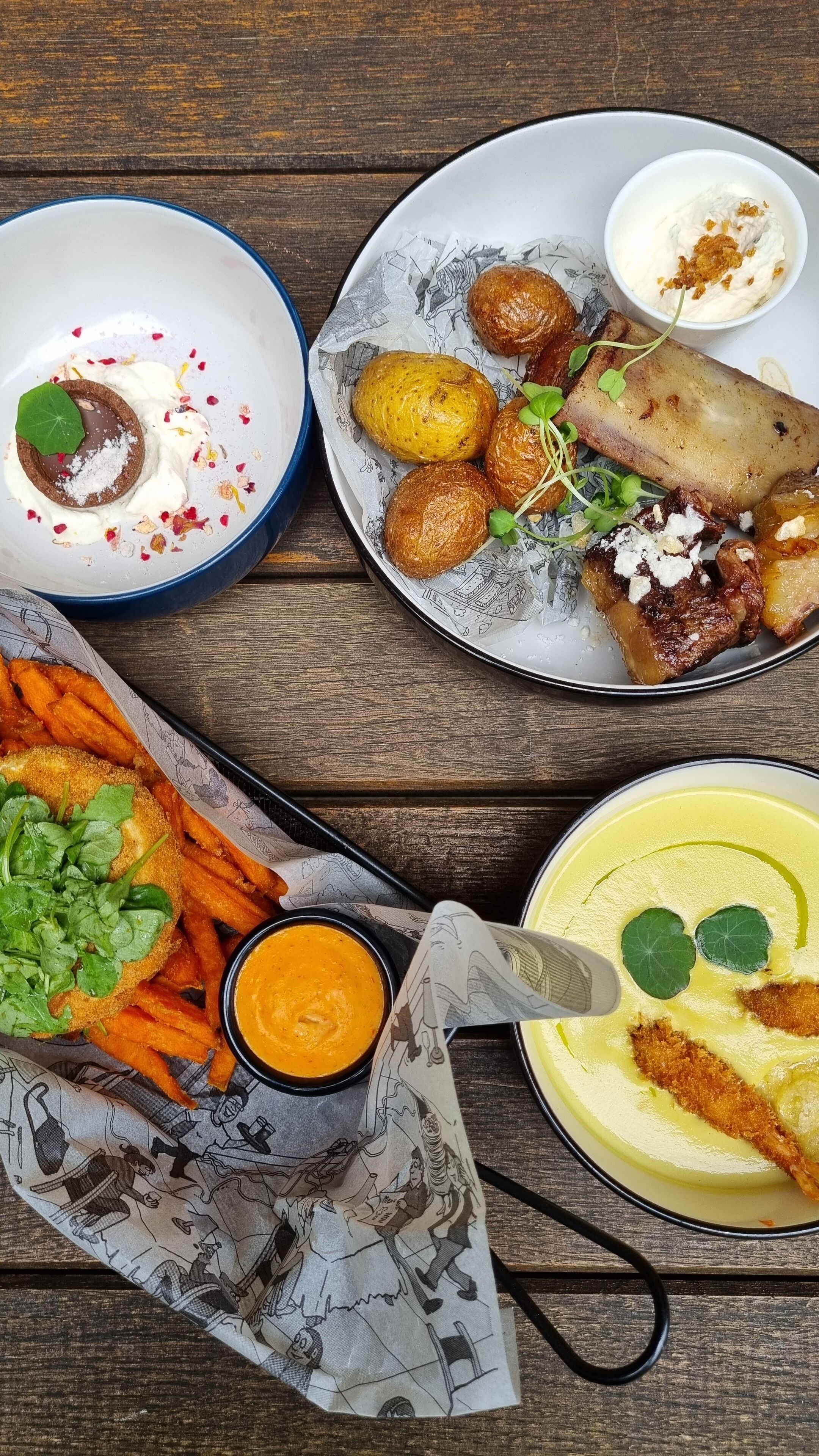 On propose une variété de plats, notamment des plats frits, une soupe et une assiette agrémentée de quelques feuilles de verdure.