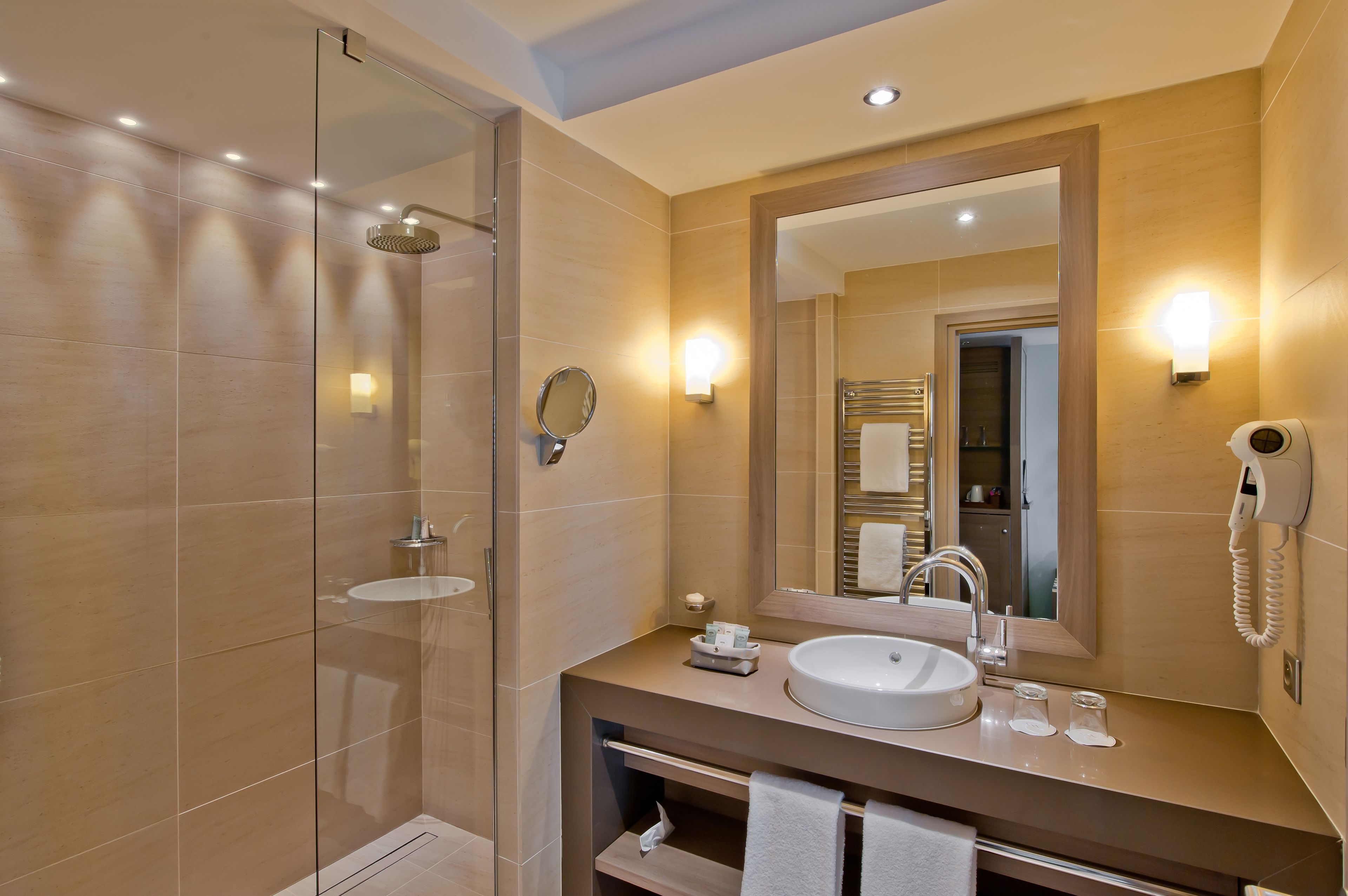 superior double or twin room (sud) | bathroom | free toiletries, hair dryer, bathrobes, slippers