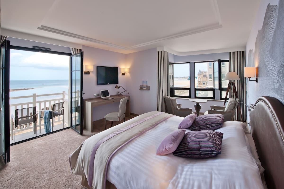 Premium bedding, minibar, in-room safe, desk