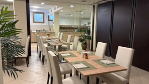 Free daily continental breakfast  - Kairos Garda Hotel (Castelnuovo del Garda)