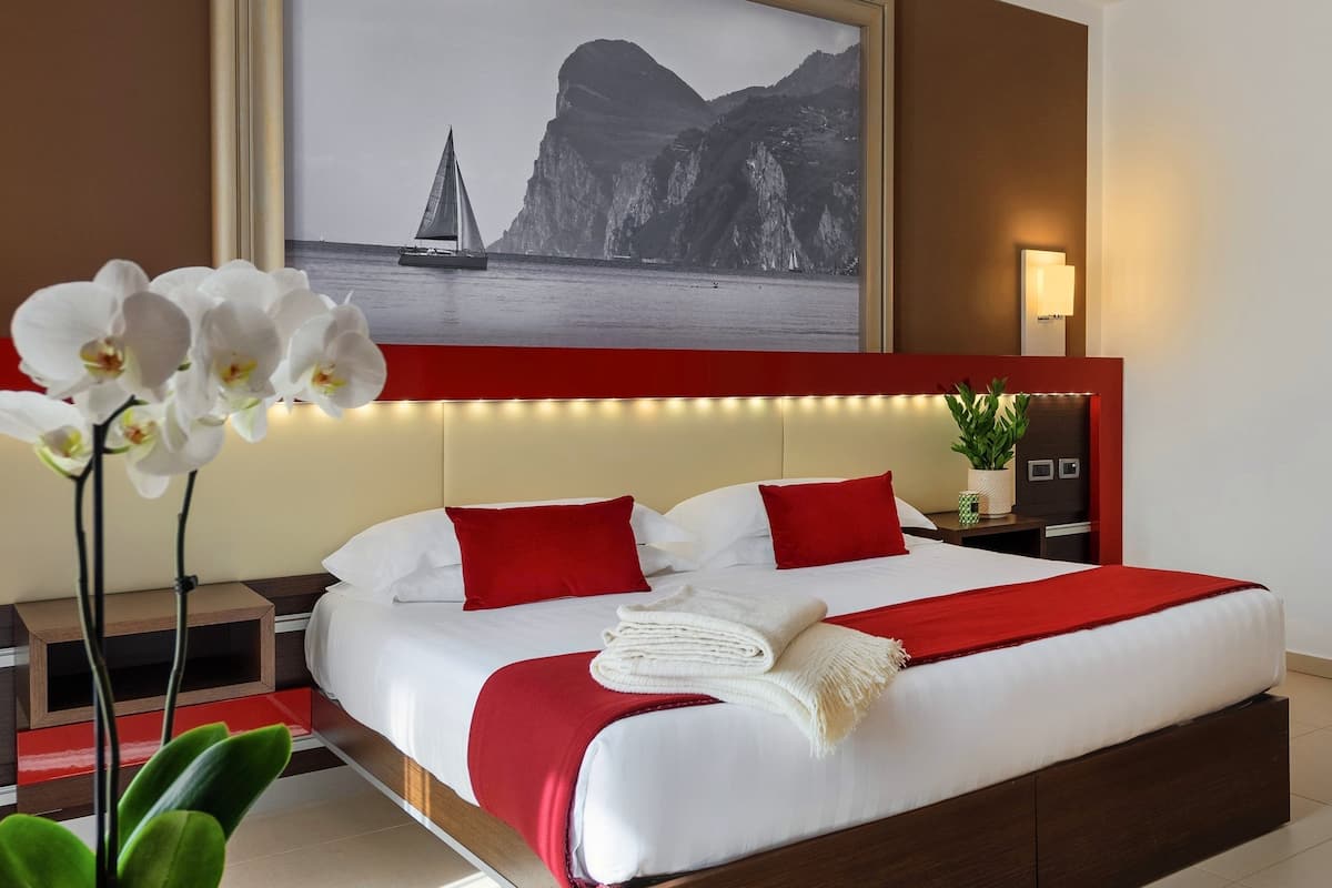 1 bedroom, premium bedding, minibar, in-room safe