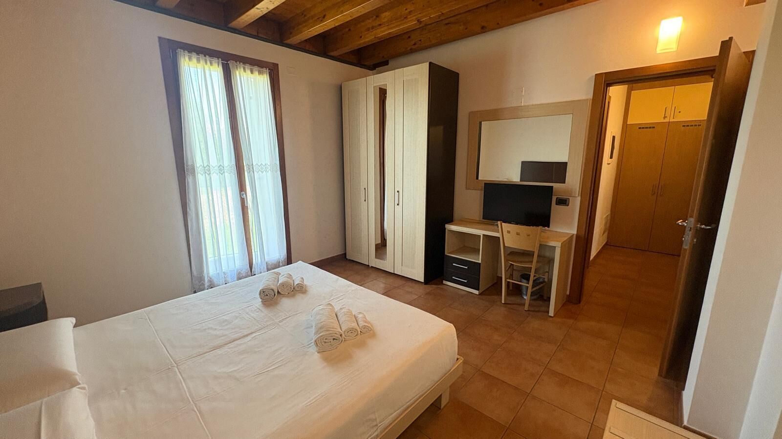 Ropa de cama de alta calidad y minibar 