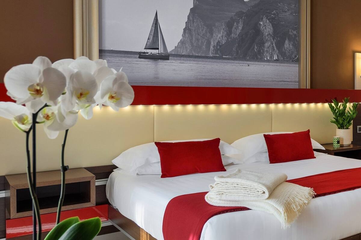 1 bedroom, premium bedding, minibar, in-room safe