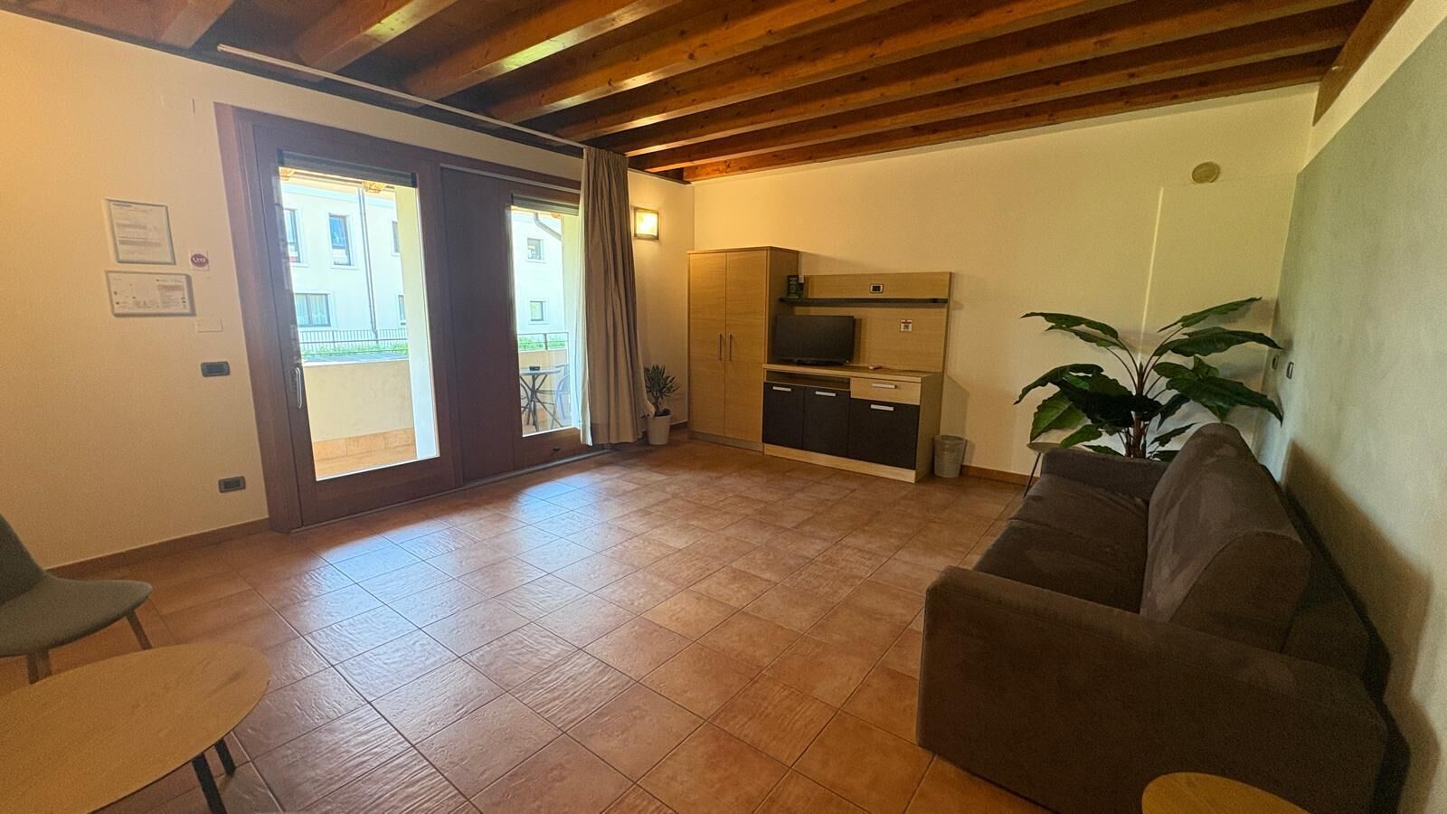 Ropa de cama de alta calidad y minibar 
