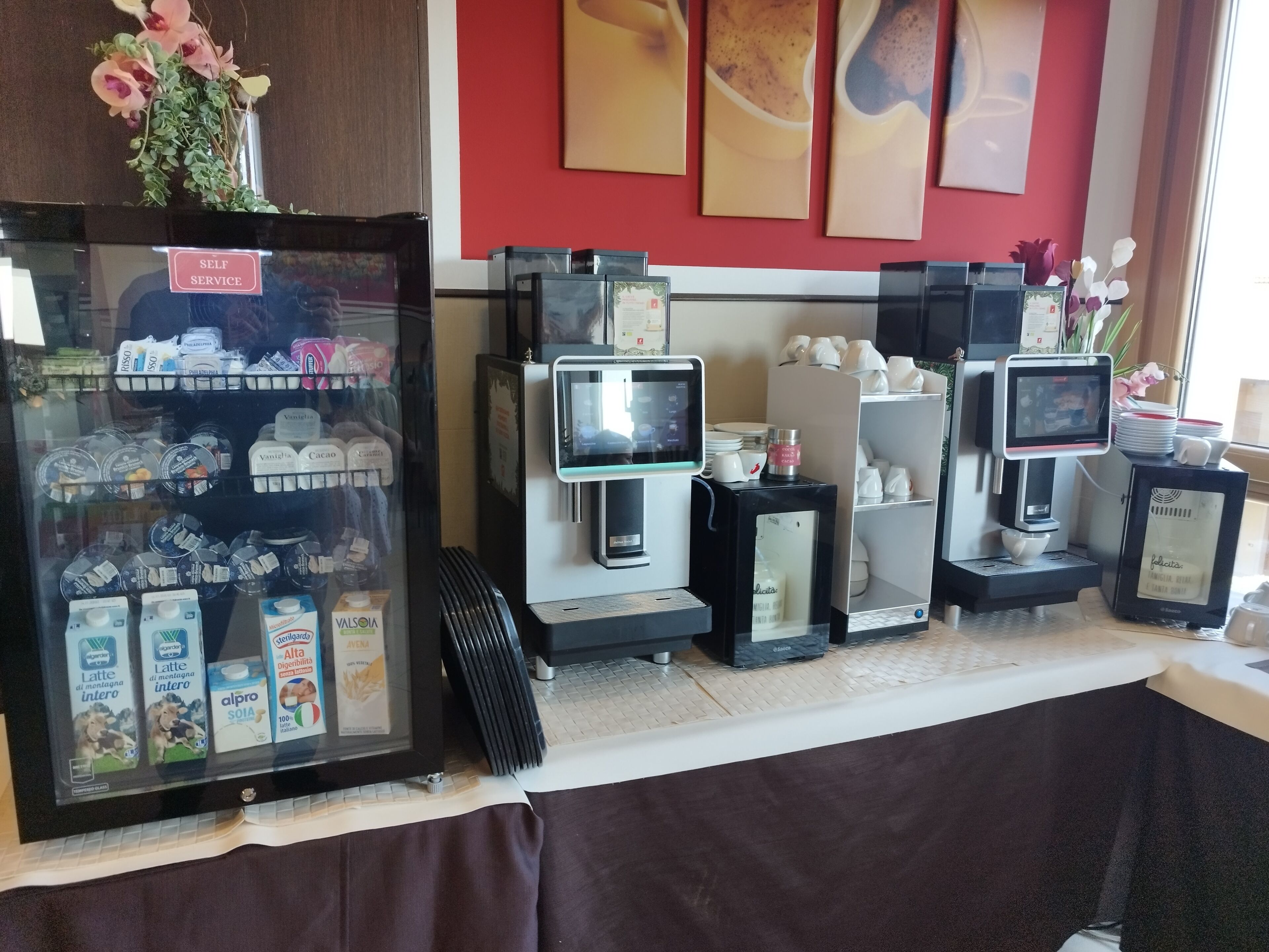 Un distributeur de boissons en libre-service proposant un choix varié, notamment du lait et du café.