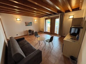 23-inch flat-screen TV with satellite channels, TV - Kairos Garda Hotel (Castelnuovo del Garda)
