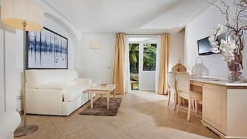 Familie appartement, 1 slaapkamer, gedeeltelijk uitzicht op zee | Woonkamer | Een flatscreentelevisie