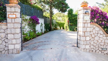 Une porte d’entrée en pierre surmontée d’une enseigne indiquant « Hôtel Villa La Belle ».