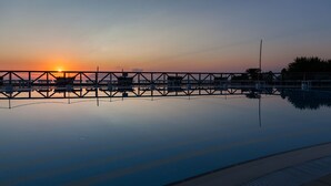 A swimming pool with a sunset in the background. - Villa Ceselle (Anacapri)