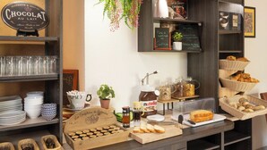 Balcão de padaria com diversos produtos de panificação, um pote de Nutella e uma placa indicando que é uma pastelaria.