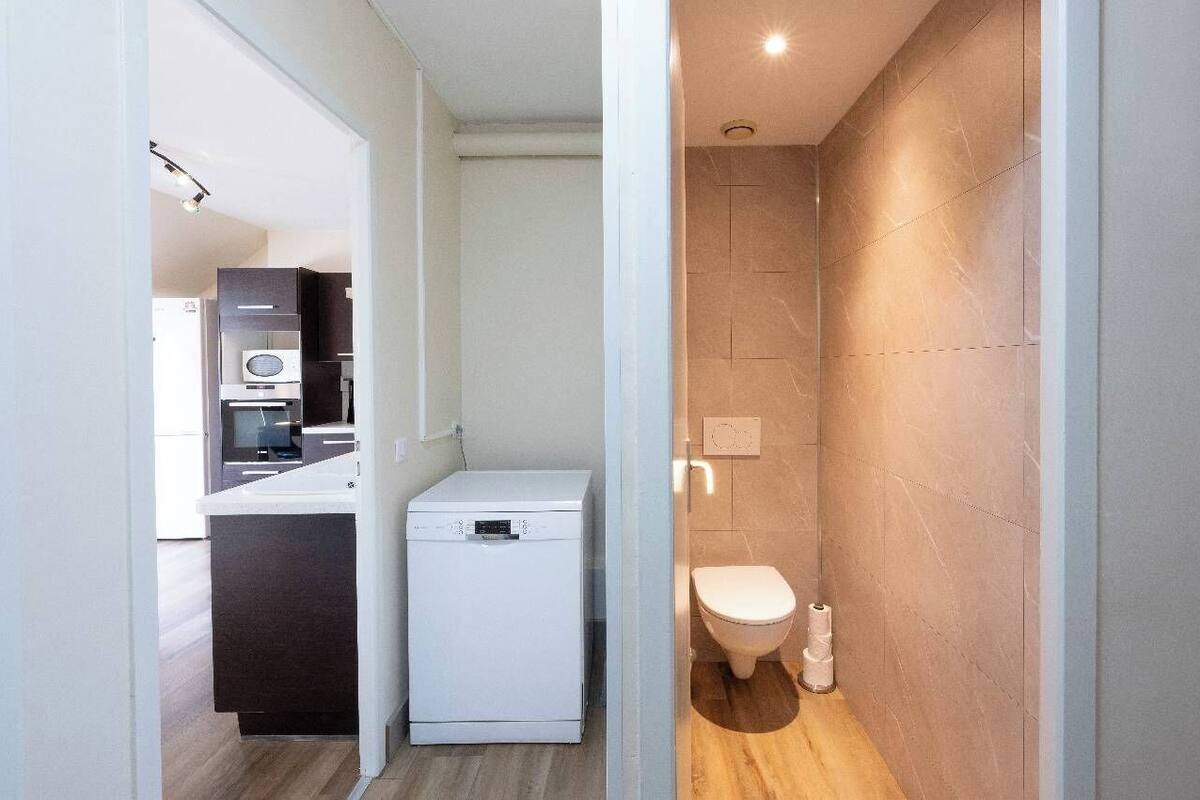 loft | bathroom | shower, free toiletries, hair dryer, towels