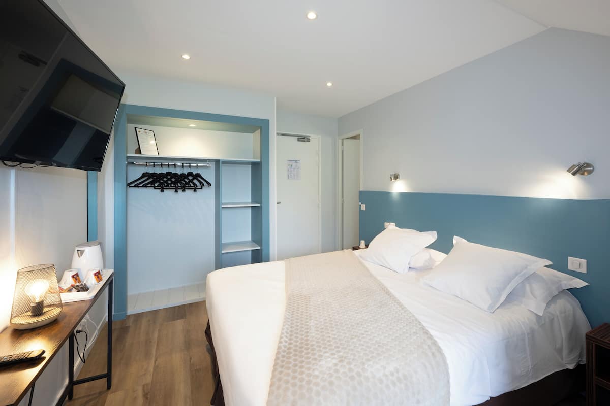 premium bedding, individually decorated, desk, laptop workspace