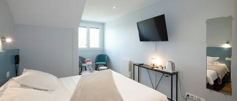 Ylelliset vuodevaatteet, yksilöllisesti sisustettu, työpöytä