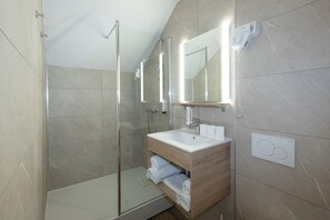 Comfort Triple Room | Bathroom | Shower, free toiletries, hair dryer, towels - Hôtel Les Afforêts (La Roche-sur-Foron)
