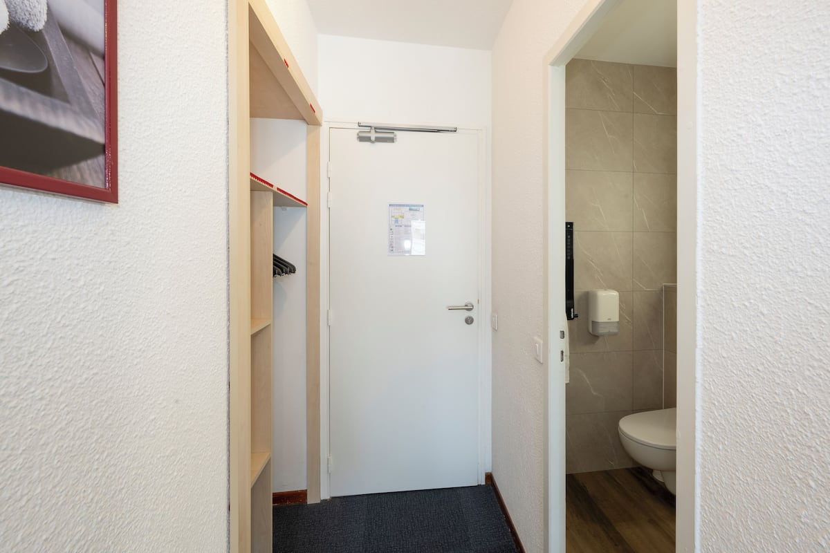 Chambre Confort avec lits jumeaux | Literie de qualité supérieure, décoration personnalisée, bureau