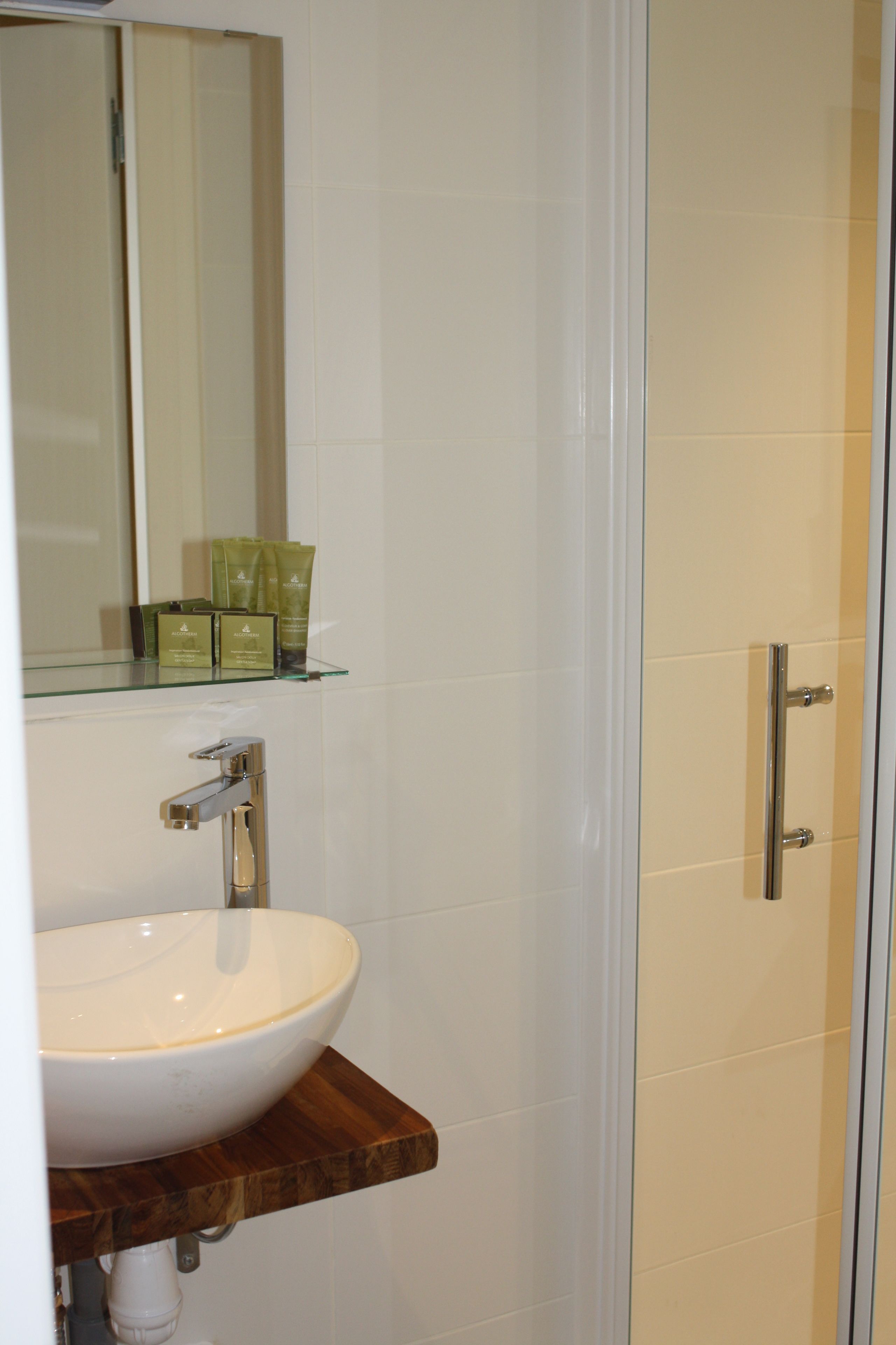 standard double room | bathroom | shower, free toiletries, hair dryer, towels
