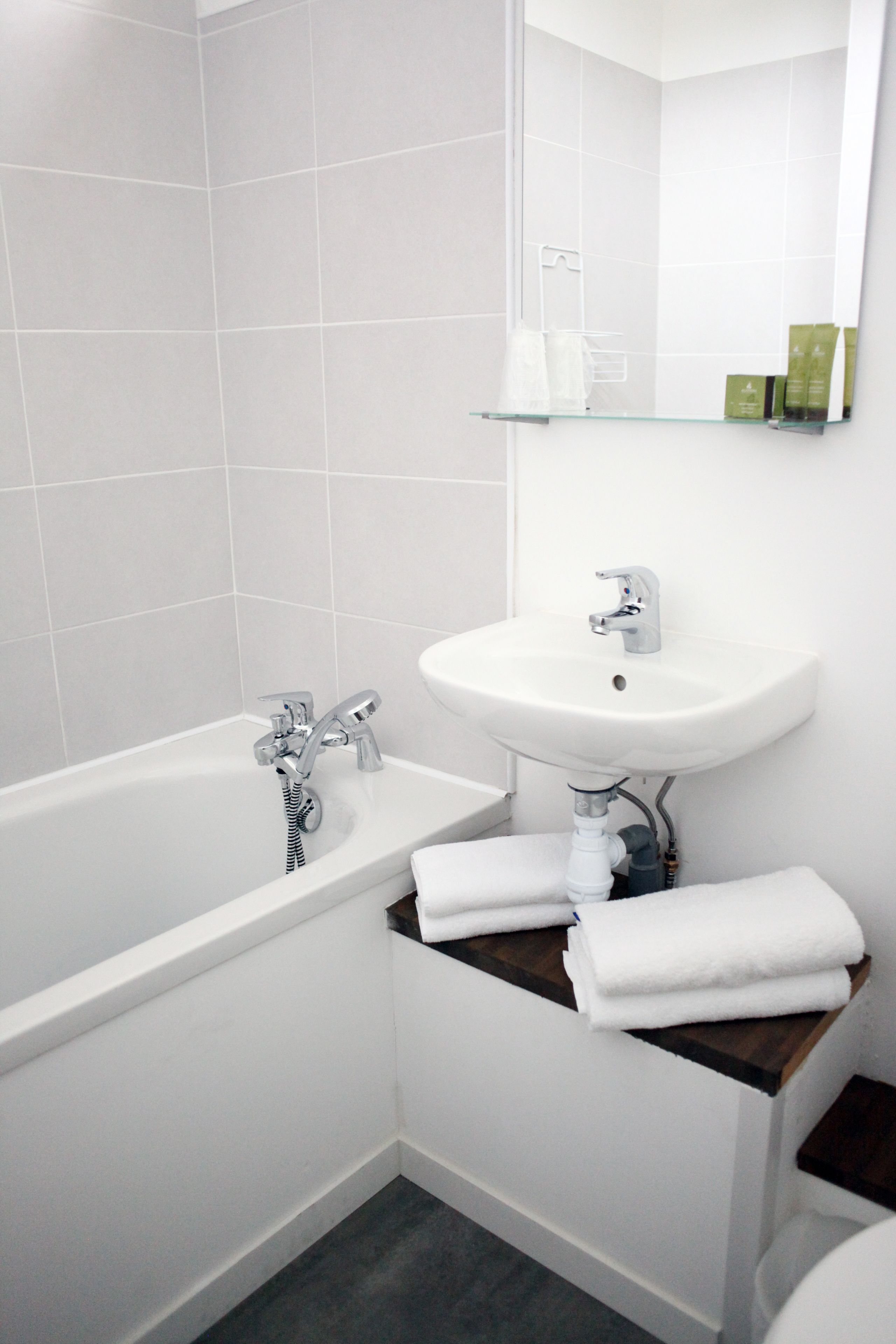 standard double room | bathroom | shower, free toiletries, hair dryer, towels