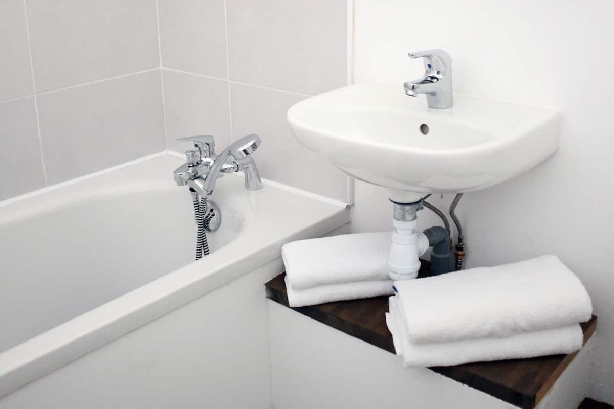 standard double room | bathroom | shower, free toiletries, hair dryer, towels