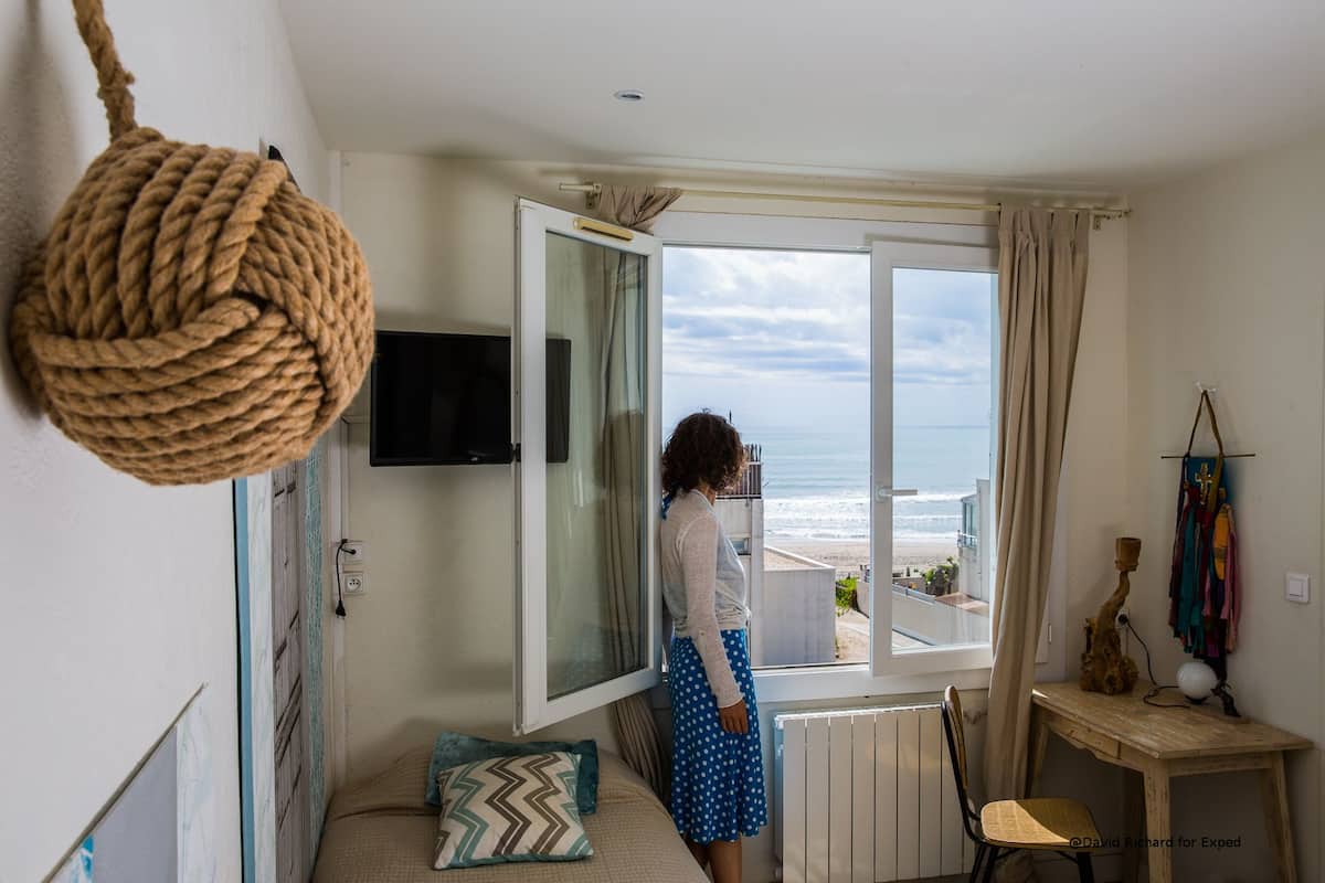 Superior driepersoonskamer, uitzicht op oceaan | Een strijkplank/strijkijzer, gratis babybedden, extra bedden