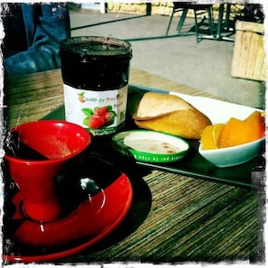 Daily continental breakfast (EUR 6 per person)