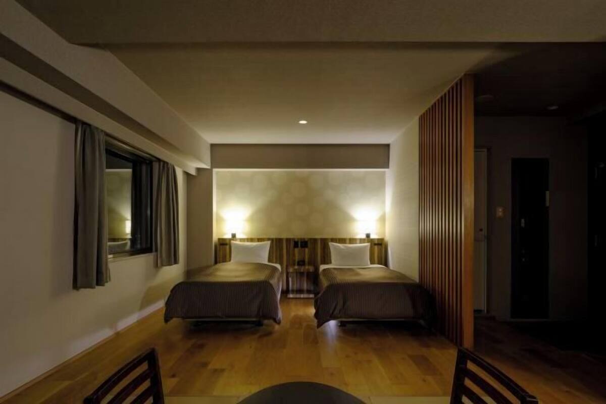 In-room safe, WiFi (free), bed sheets