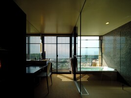 Un interior moderno con cocina, comedor y vistas a la ciudad.