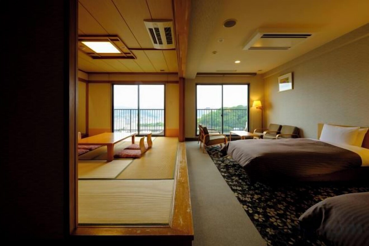 In-room safe, WiFi (free), bed sheets