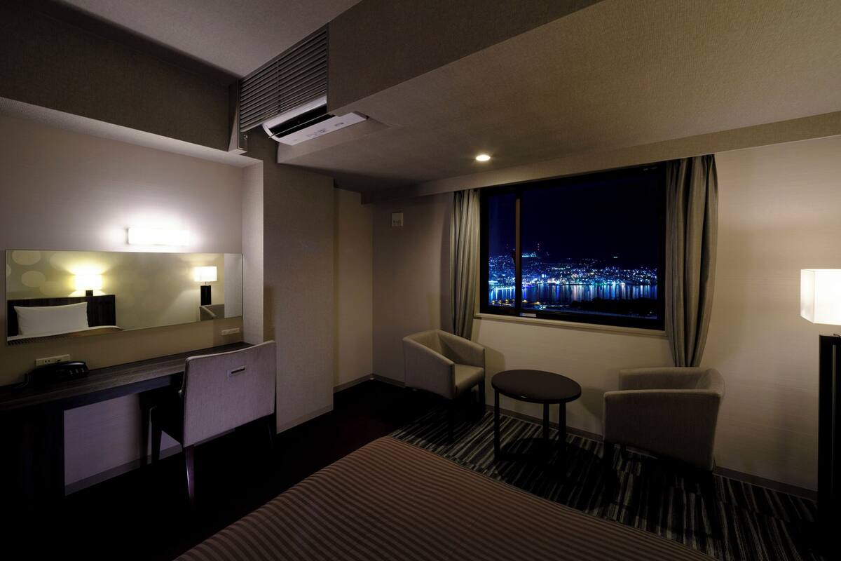 High Floor, Harbor View Twin, Non Smoking | In-room safe, WiFi (free), bed sheets