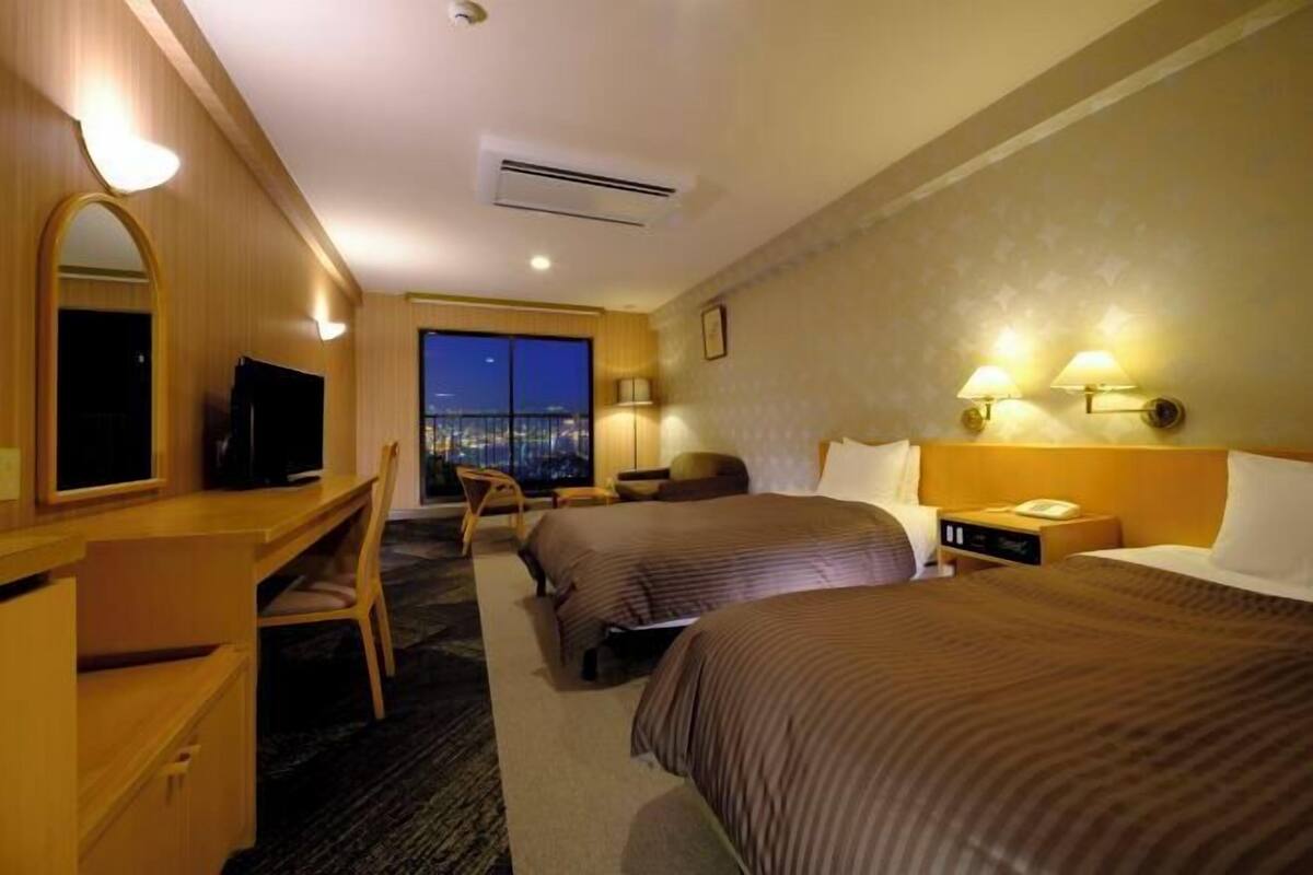 In-room safe, WiFi (free), bed sheets