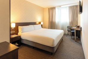 Double or Twin Room | Minibar, in-room safe, desk, soundproofing