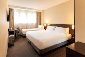 Deluxe Triple | Minibar, in-room safe, desk, soundproofing