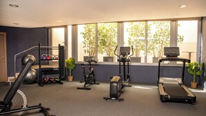 A gym with cardio equipment, weight machines, and a treadmill. - Arco Barcelona Hotel (Barcelona)