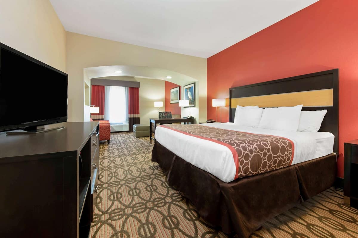 Executive Room, 1 Katil Raja (King), Non Smoking | Peralatan tempat tidur premium, meja, seterika/papan seterika 