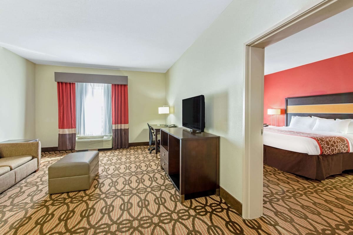Studio Suite, 1 Katil Raja (King), Non Smoking | Peralatan tempat tidur premium, meja, seterika/papan seterika 