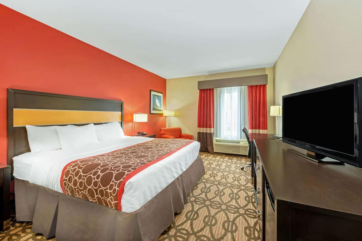 Room, 1 Katil Raja (King), Accessible, Non Smoking (Mobility) | Peralatan tempat tidur premium, meja, seterika/papan seterika 