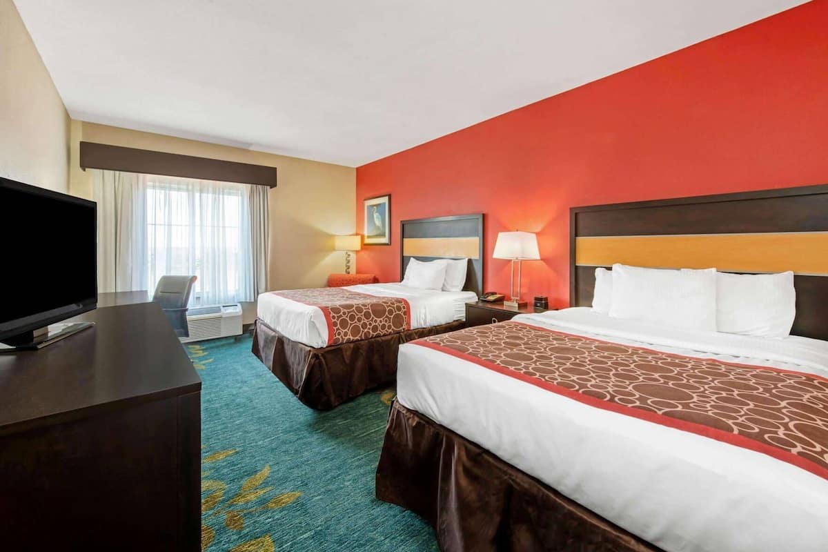 Peralatan tempat tidur premium, meja, seterika/papan seterika 