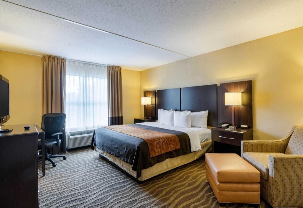 Premium bedding, in-room safe, desk, laptop workspace