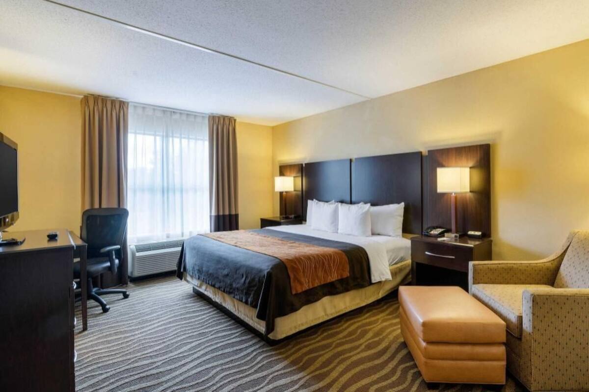 Premium bedding, in-room safe, desk, laptop workspace