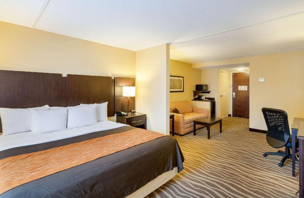 Premium bedding, in-room safe, desk, laptop workspace