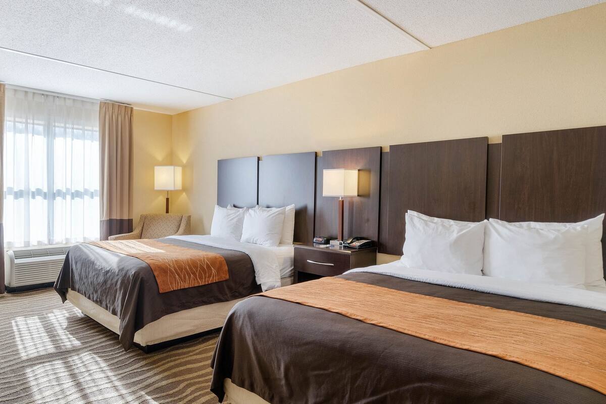 Premium bedding, in-room safe, desk, laptop workspace