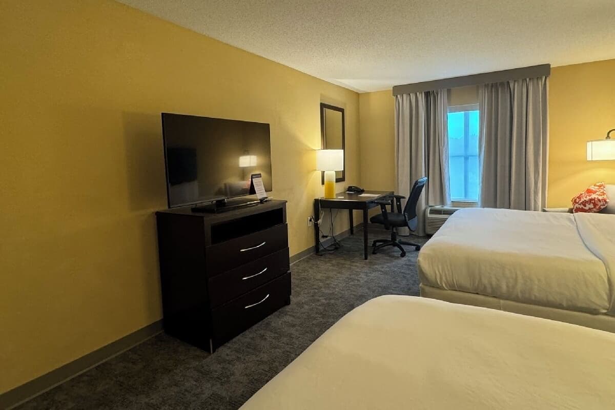 Premium bedding, in-room safe, desk, laptop workspace