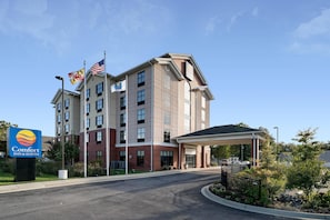 A Comfort Inn & Suites hotel with a covered entrance and a parking area.