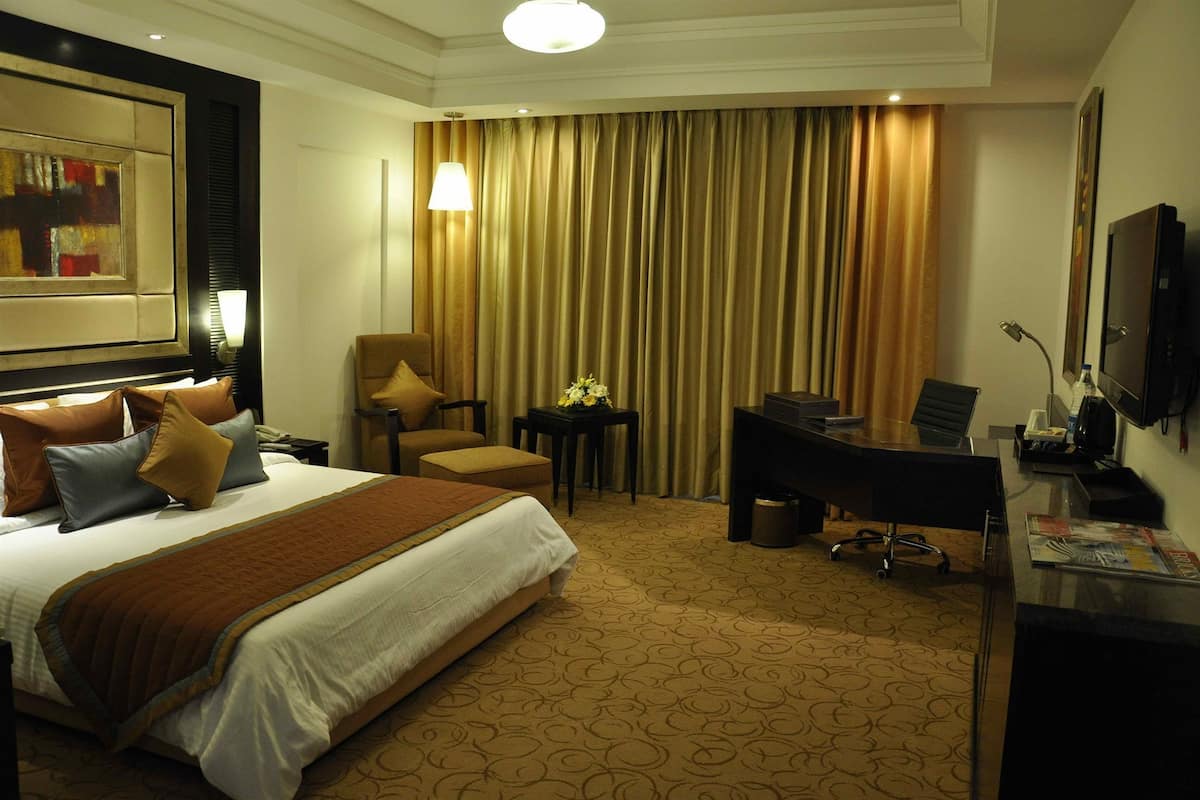 Minibar, in-room safe, soundproofing, free WiFi