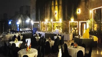 4 restaurantes, se sirven comidas, cenas y cocina india