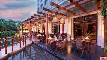 3 restaurants, breakfast served