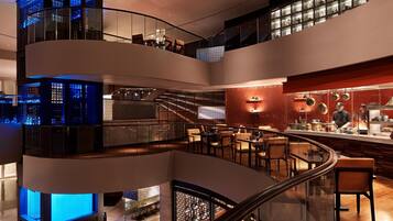 3 restaurants; breakfast, lunch and dinner served