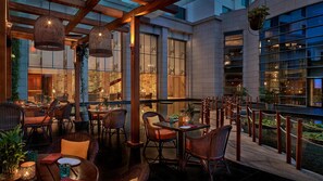 3 restaurants, breakfast served